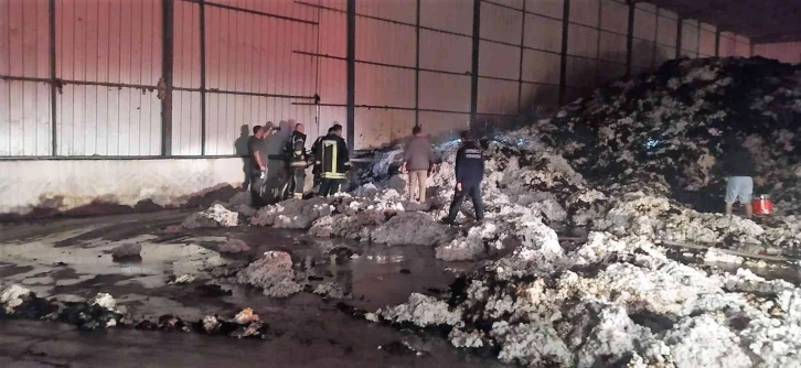 Kazı yaparken çıkan kıvılcım 45 ton pamuğa zarar verdi
