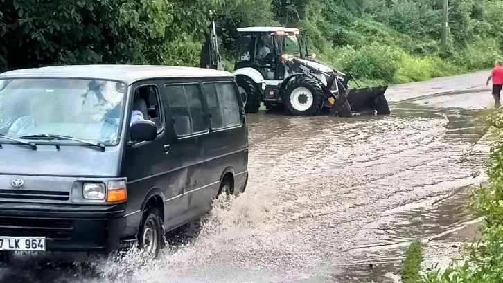 Kdz. Ereğli’de yoğun yağış yolları kapattı
