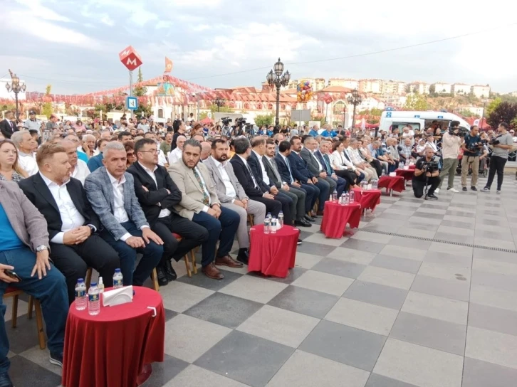 Keçiören Belediyesi vatandaşlara aşure ve lokma dağıttı
