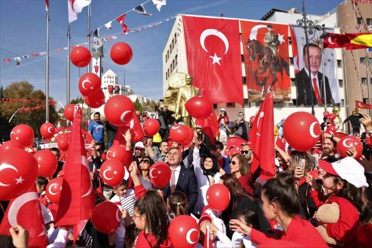 Keçiören’de 100. yıl coşkusu yürüyüş, ışık ve havai fişek gösterileriyle devam edecek
