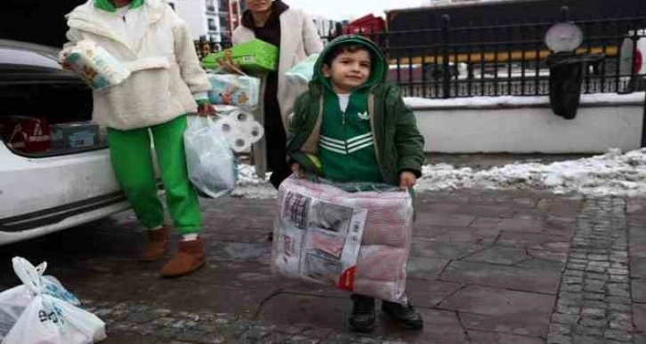 Keçiören’de yaşlı genç herkes depremzedeler için tek yürek