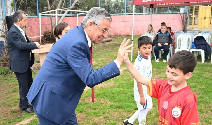 Kemer Belediyesi Futbol Okulu’nda formalar dağıtıldı
