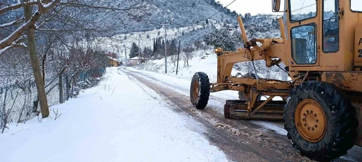 Kemer Belediyesi, kar yağışı nedeniyle kapanan yayla yollarını temizledi
