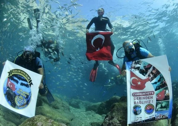 Kemer'de dalgıçlar, Cumhuriyet Bayramı’nı deniz altında kutladı