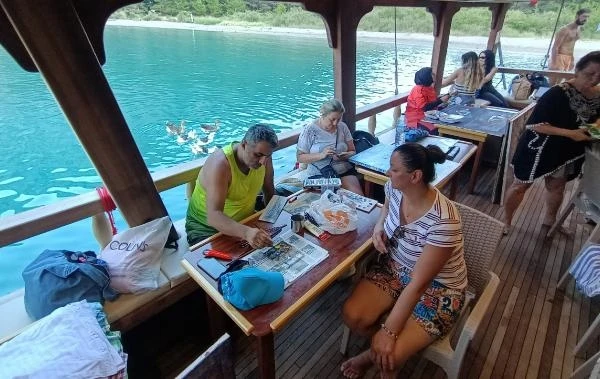 Kemer'de deniz üstünde sanat çalıştayı