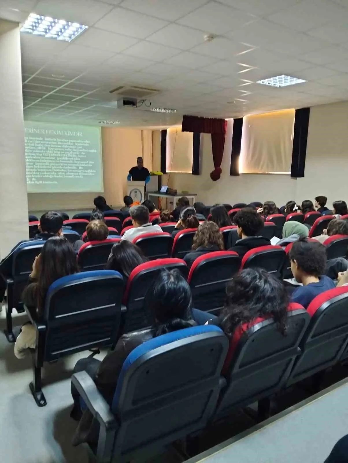 Kemer’de öğrencilere veterinerlik mesleği anlatıldı
