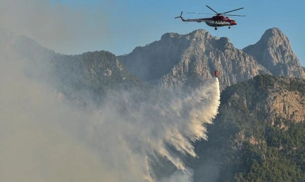 Kemer'deki orman yangınına havadan müdahale