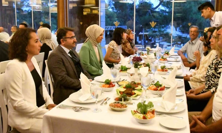 Kemer protokolü gazilerle yemekte bir araya geldi
