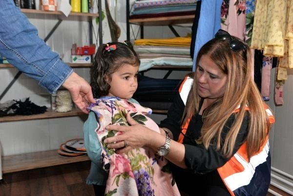 Kendileri gibi depremzede kadın ve çocuklar için bayramlık kıyafet diktiler