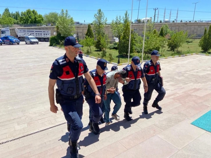 Kendilerini jandarma olarak tanıtıp dolandırıcılık yapmak isteyen 2 kişi tutuklandı
