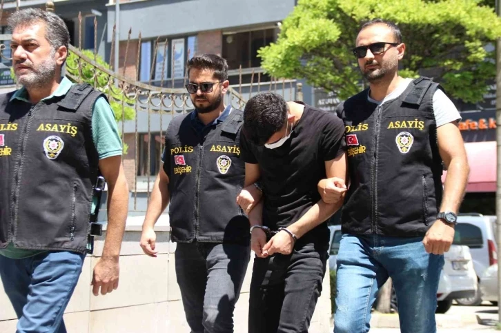 Kendisini polis olarak tanıtıp evli çifti dolandırmaya çalıştı
