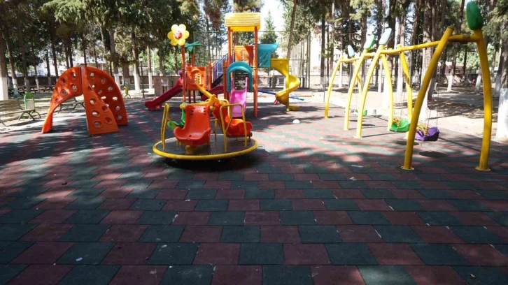 Kent merkezindeki çocuk parklarında bakım çalışmaları devam ediyor
