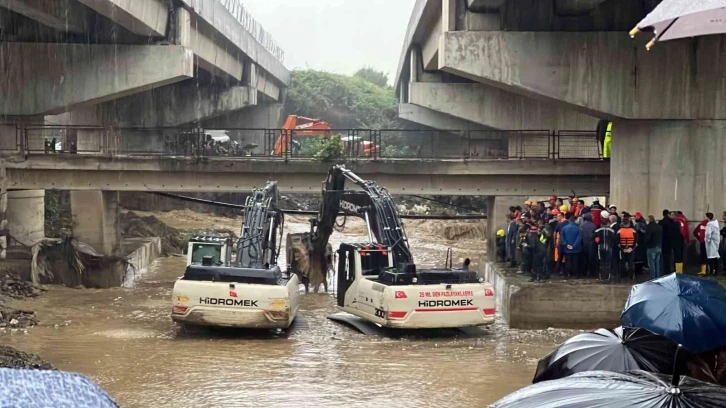 Kepçe dereden çıkarıldı, operatörü arama çalışmaları sürüyor
