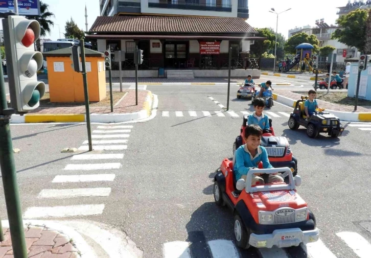 Kepez’de, ilkokul öğrencilerine trafik eğitimi
