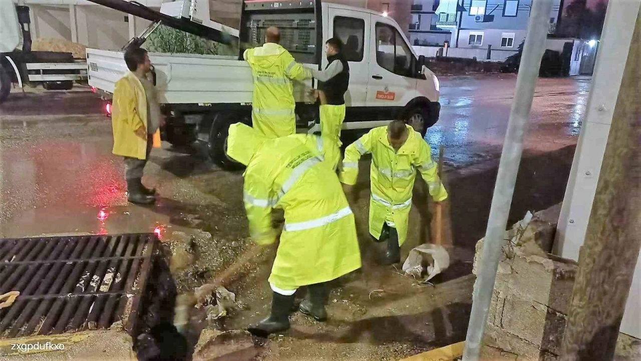 Kepez’den su taşkınına karşı gece mesaisi
