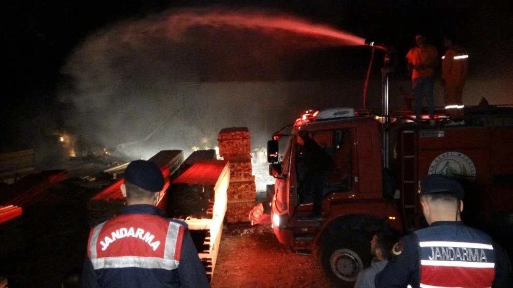 Kereste fabrikasındaki yangın korkuttu