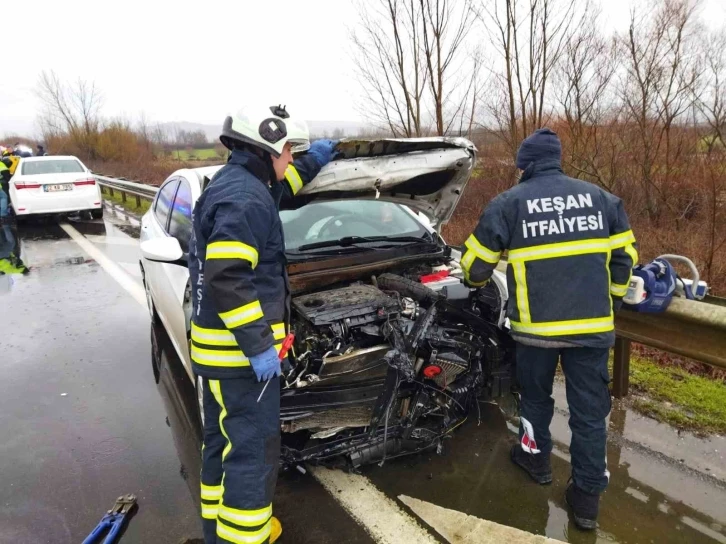 Keşan’da bariyerlere çarpan otomobildeki 4 kişi yaralandı
