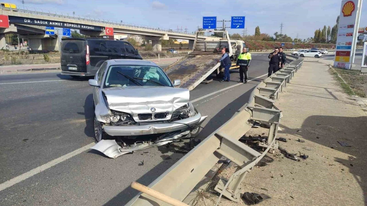 Keşan’da demir bariyere çarpan otomobilin sürücüsü yaralandı
