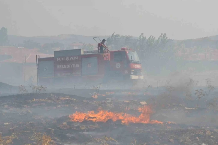 Keşan’da evlere yaklaşan yangın mahalleliyi korkuttu
