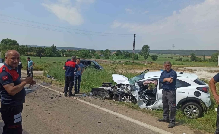 Keşan - Enez karayolunda trafik kazası, sürücü araç içinde sıkıştı
