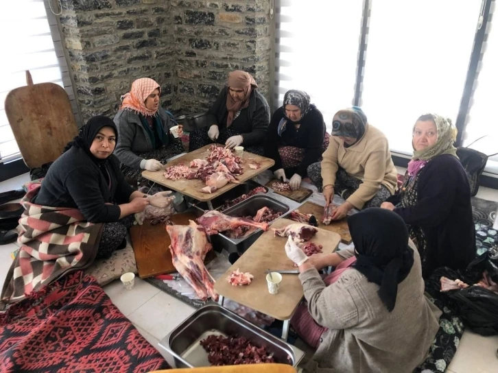 Kestikleri 70 küçükbaşı deprem bölgesine gönderiyorlar
