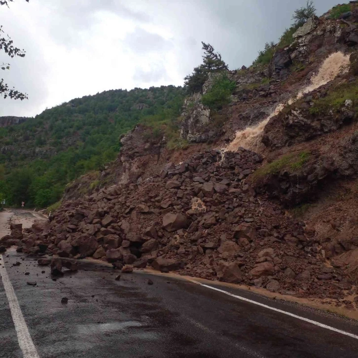 Kıbrıscık’ta yağmur sebebiyle kayan toprak yolu kapattı
