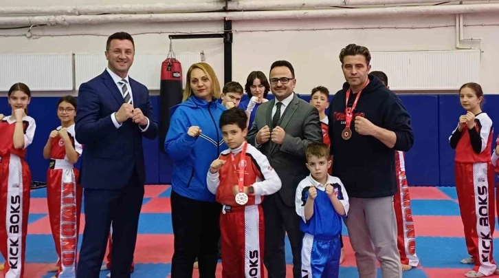 Kick Boks Şampiyonası’ndan derece ile dönen baba oğula Kaymakam Hakan Alkan’dan ödül
