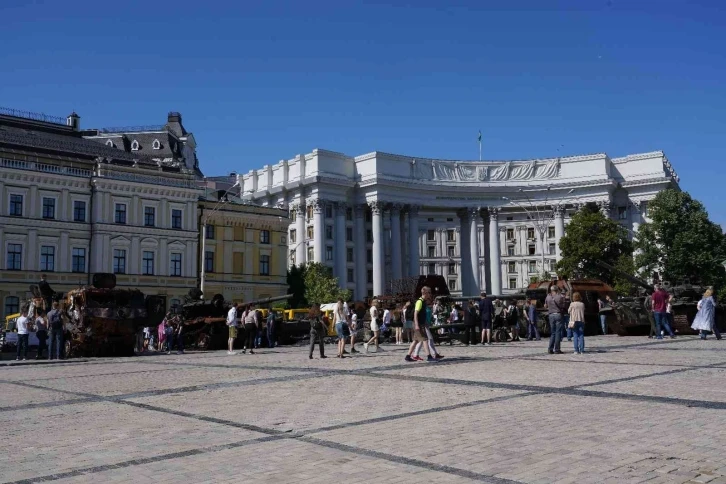 Kiev’de Rus ordusunun ele geçirilen askeri teçhizatları sergilendi
