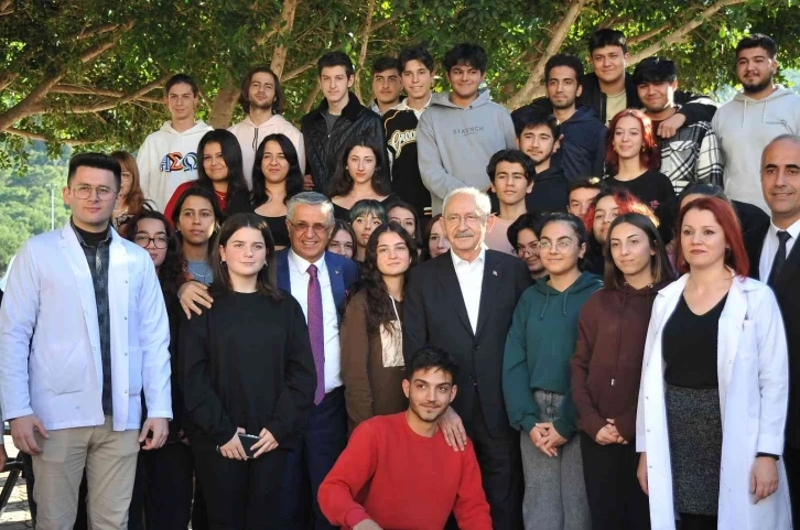 Kılıçdaroğlu, Kemer’de öğrencilerle bir araya geldi
