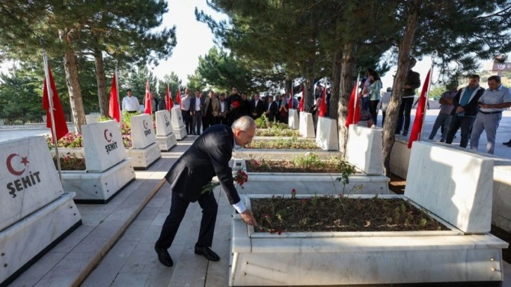 Kılıçdaroğlu, Kocatepe yürüyüşünün arından şehitlikleri ziyaret etti