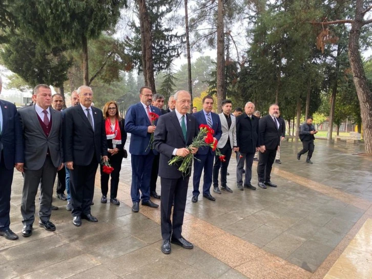 Kılıçdaroğlu, Milli kahraman Şahinbey’in kabrinde. 