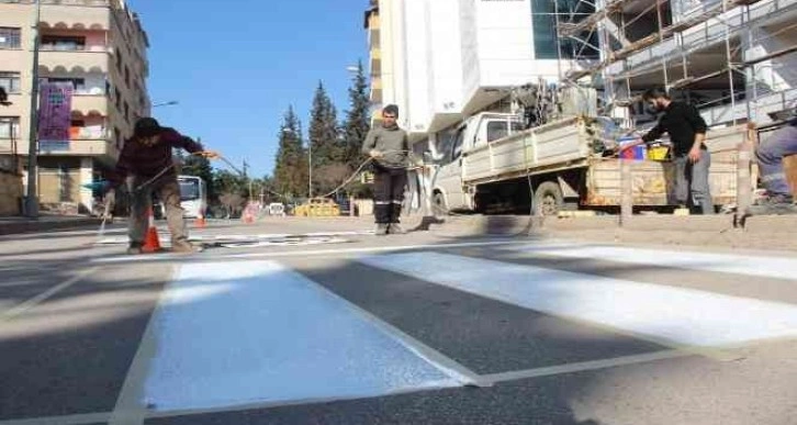 Kilis’te yaya geçidi çizgileri boyanıyor