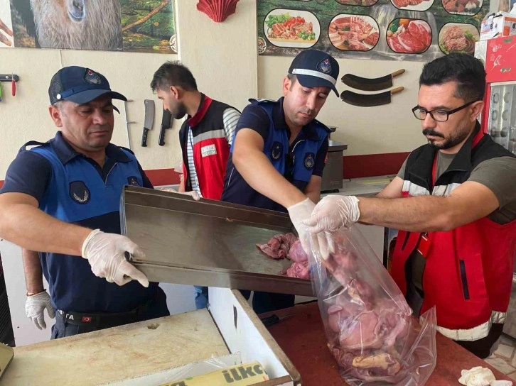 Kilolarca tarihi geçmiş etiketsiz et ele geçirildi