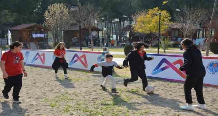 Kır Çiçekleri depremzede çocuklara moral oldu