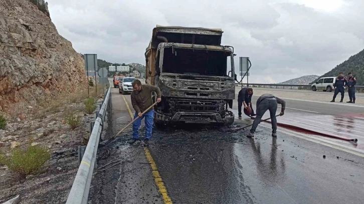 Kireç taşı yüklü hafriyat kamyonu seyir halindeyken yandı
