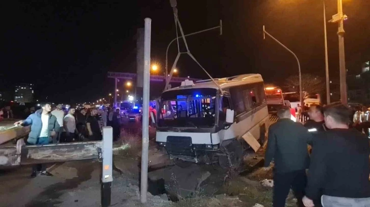 Kırıkkale’de feci kaza... Yolcu minibüsü ile otomobil çarpıştı: 22 yaralı
