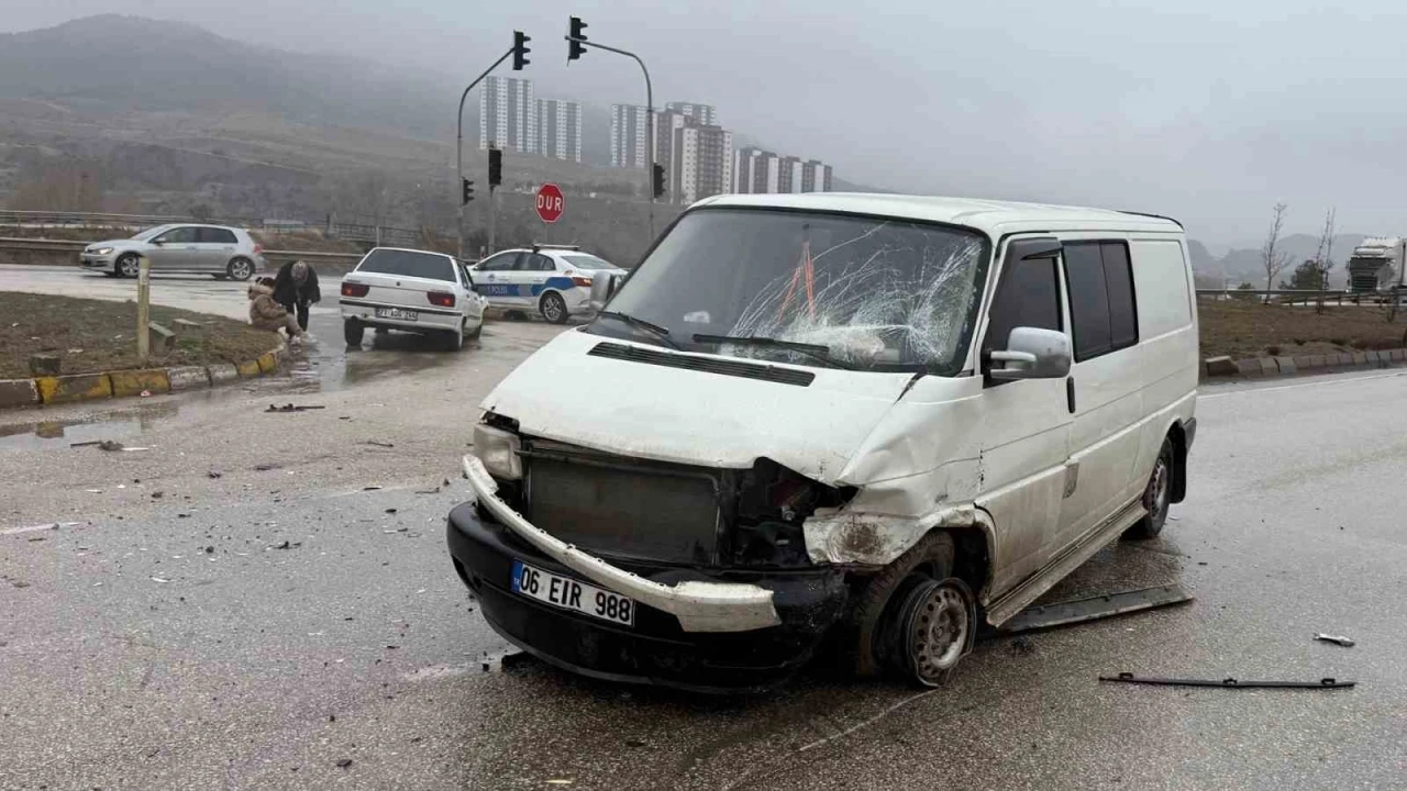 Kırıkkale’de minibüs ile otomobil çarpıştı: 3 yaralı
