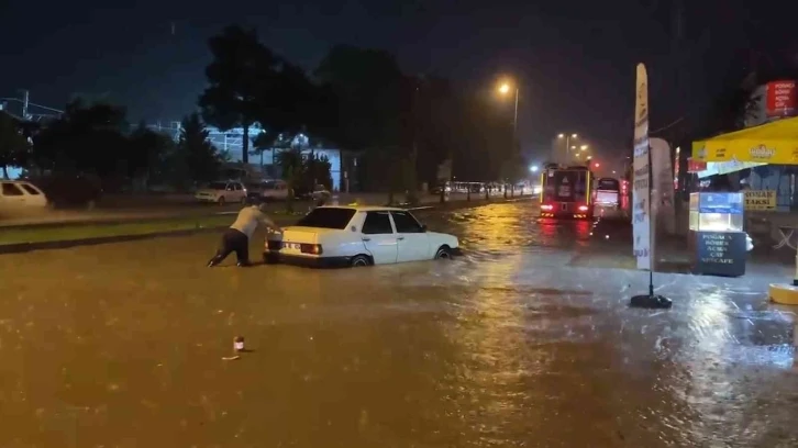 Kırıkkale’de şiddetli yağmur hayatı felç etti
