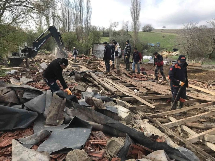 Kırklareli’nde ağıl çöktü: 1 çoban yaralandı, 40 hayvan telef oldu
