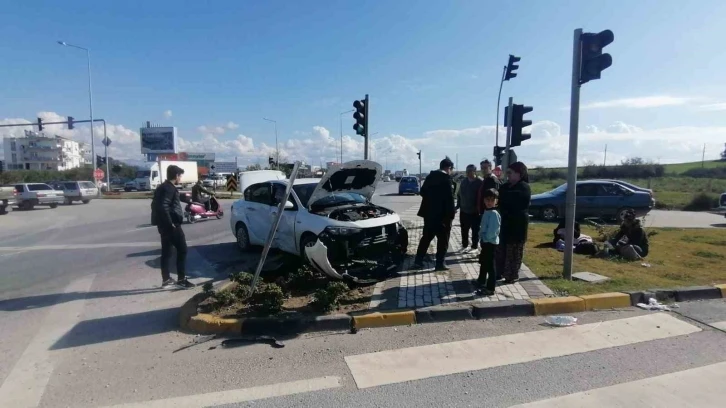 Kırmızı ışık ihlali yapan sürücü, otomobile yandan çarptı: 3 yaralı
