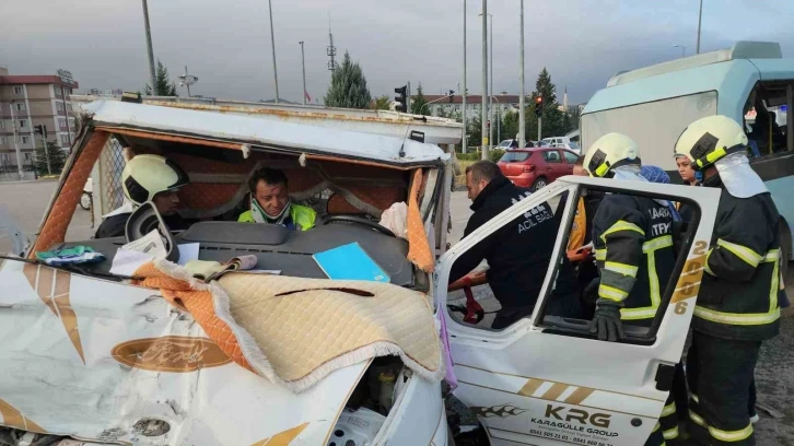 Kırmızı ışık ihlali yapan yolcu minibüsü kamyonetle çarpıştı: 11 yaralı
