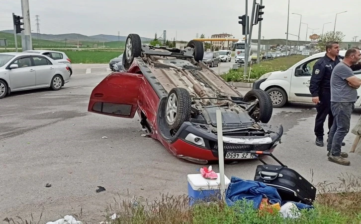 Kırmızı ışıkta bekleyen araca çarpan otomobil ters döndü: 3’ü çocuk 4 yaralı
