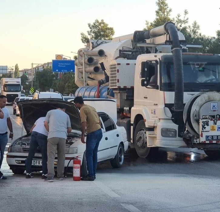 Kırmızı ışıkta bekleyen aracın motor kısmında çıkan yangını vatandaşlar söndürdü
