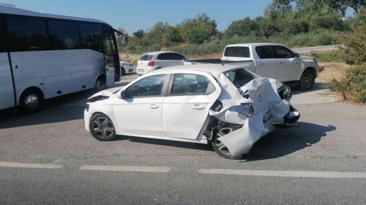 Kırmızı ışıkta bekleyen araçlara tur midibüsü çarptı, bir araç hurdaya döndü
