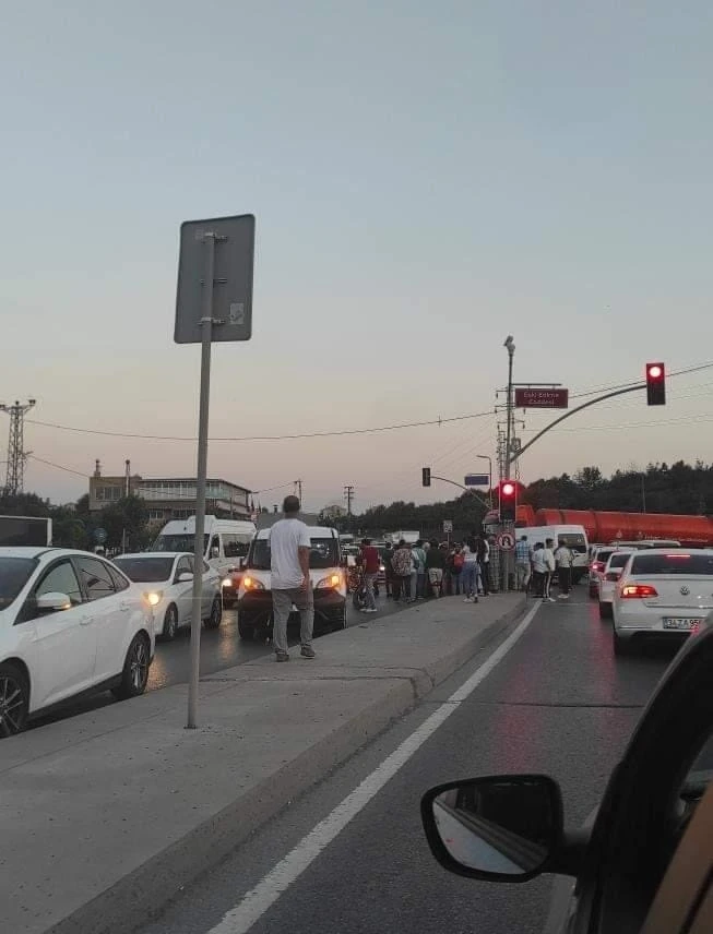 Kırmızı ışıkta geçen İETT aracı zincirleme kazaya neden oldu
