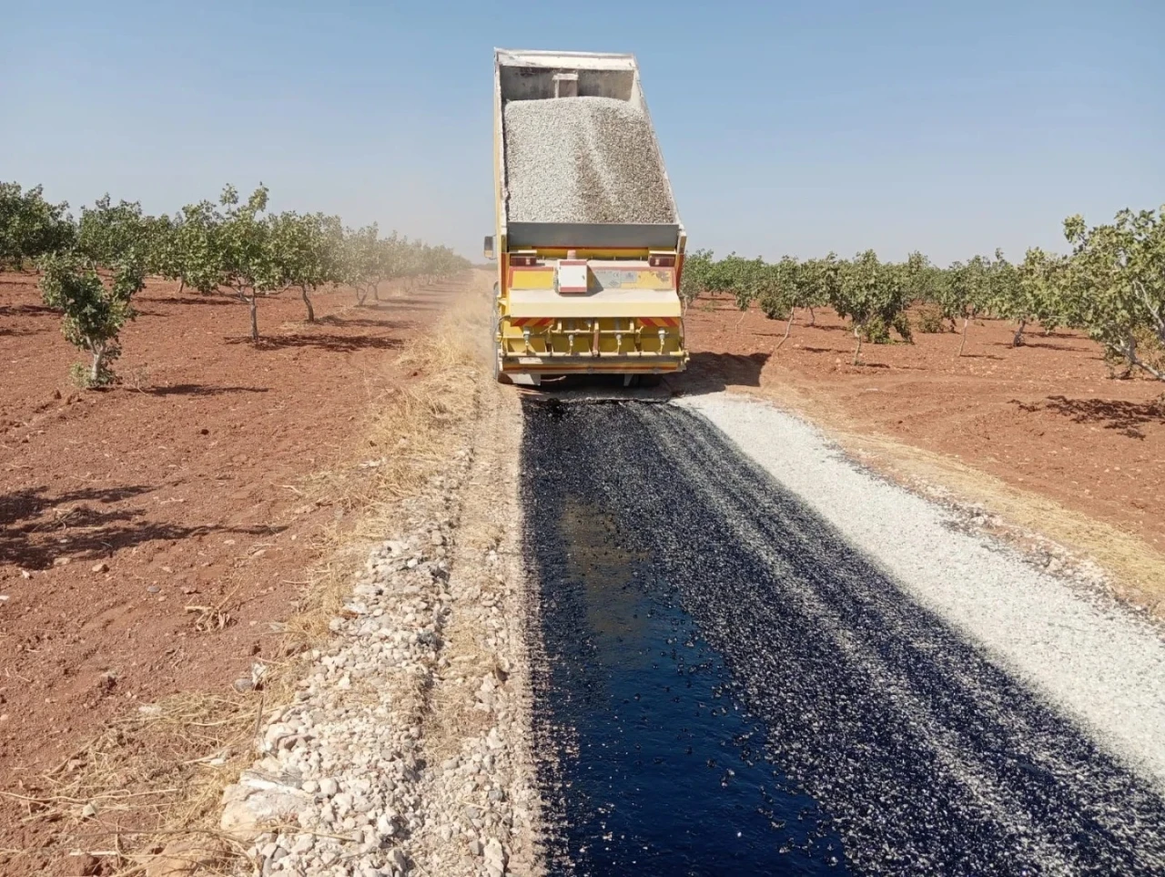 Kırsal mahallelerdeki yol sorunu Nizip Belediyesiyle çözüme kavuşuyor
