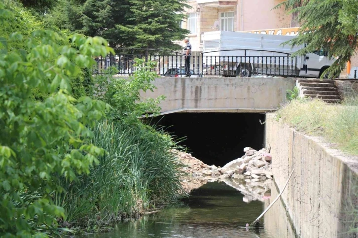 Kırşehir Belediyesi, molozları Kılıçözlü deresine attı
