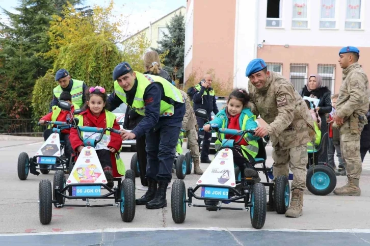 Kırşehir’de öğrenci ve çalışanlara mobil trafik eğitimi verildi
