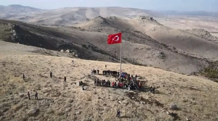 Kırşehir Emniyeti 100 gönüllü ile bin 600 rakımlı tepeye Türk bayrağı dikti
