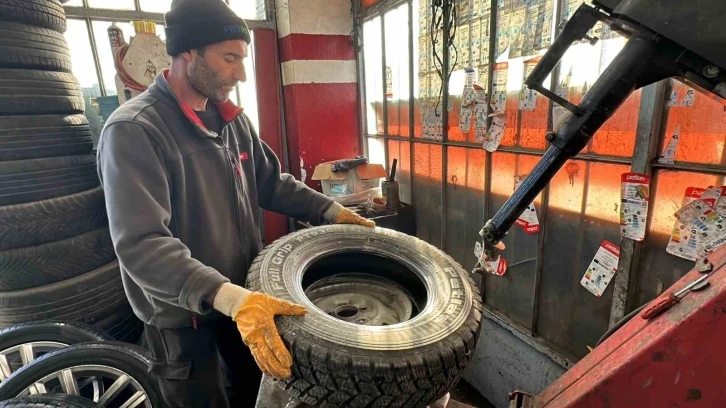 Kış erken geldi, lastikçilerde yoğunluk başladı
